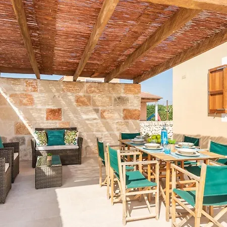 Cala'n Blanes Sleeps 6 With Pool And Air Con *